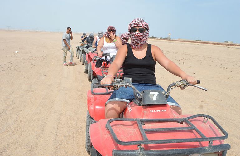 Kombi-Wüstentour in Soma Bay: Quad, Jeep, Buggy und Kamelreiten