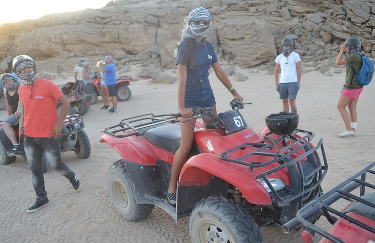 Kombi-Wüstentour in Soma Bay: Quad, Jeep, Buggy und Kamelreiten